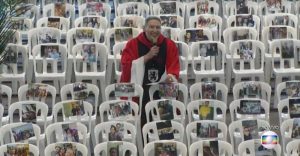 Coronavírus: Padre Marcelo usa fotos de profissionais da saúde em missa