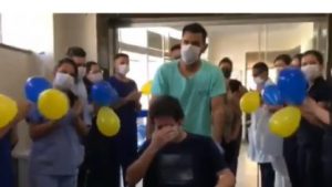 Apresentador da Globo vai às lágrimas com ‘celebração’ ao sair de hospital após Covid-19