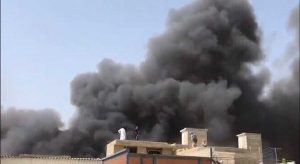 Avião de passageiros paquistanês cai em área residencial de Karachi