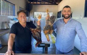 Gusttavo Lima e Leonardo são criticados por publicar foto segurando galinhas mortas