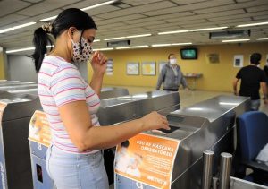 Mais de 85% da população já usa máscaras no transporte público no DF