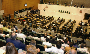 ALESP reduz em 30% salários entre medidas para destinar R$ 320 milhões para guerra contra Covid-19
