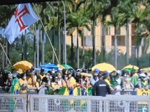 “Intervenção millitar já! FFAA fechem o Congresso Nacional e o STF”, mostra faixa em manifestação em Brasília