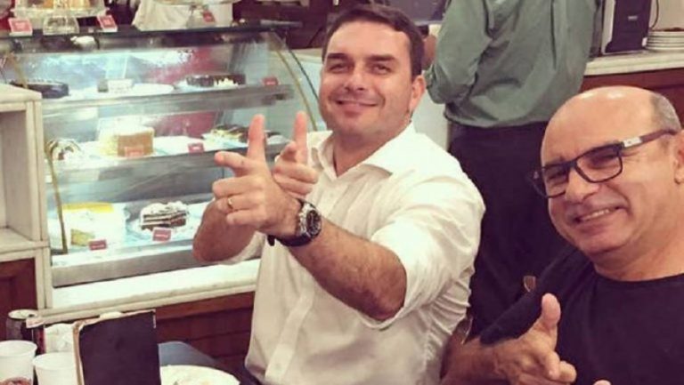 Flávio Bolsonaro se retrata e pede desculpas a ex-prefeito do RJ