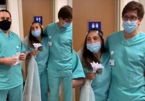 Vídeo: médico faz casamento surpresa de colegas dentro do hospital: covid
