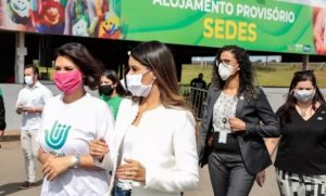 Michelle Bolsonaro visita alojamento para população de rua em autódromo de Brasília