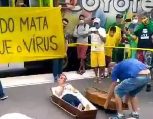Bolsonaristas dançam com caixão e negam 10 mil mortes: ‘Mata muito menos’