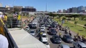 Carreata pró-Bolsonaro e contra Maia mobiliza milhares em Brasília