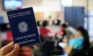 Crise do coronavírus leva 1,5 milhão de brasileiros ao seguro-desemprego