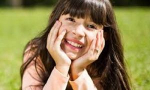 Mãe é acusada de explorar filha youtuber para ter fama na web