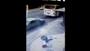 Vídeo: Mulher é atingida na cabeça por pneu enquanto andava na calçada no Rio