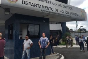 Fogos de artifício e faixa com “#saralivre” em frente à PF em Brasília