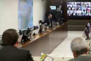 Bolsonaro interrompe reunião por videoconferência para saber se empresário estava “peladão”