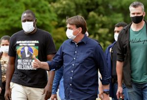 Bolsonaro diz que Pazuello vai esclarecer hoje questão dos números da covid-19