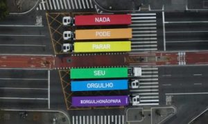 AMBEV faz arco-iris com caminhões na Avenida Paulista para lançar movimento #OrgulhoNãoPara