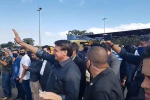 Bolsonaro faz passeio em Araguari e conversa com apoiadores 