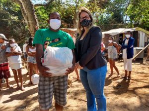 Famílias recebem cestas básicas, cobertores e máscaras no SIA e SAAN