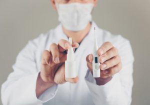 Vacina em forma de spray nasal contra covid é desenvolvida na USP