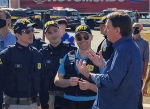 Bolsonaro reitera atraso para 22h de divulgação dos números da Covid-19 e cumprimenta PRFs