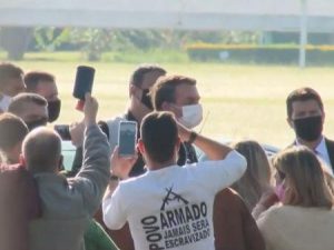 Bolsonaro isola apoiadores para dizer que está com eles e evita jornalistas