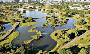 Parques no DF são abertos para corrida, caminhada, ciclismo, patins e skate, com usuários de máscara