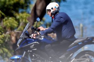 Bolsonaro é fotografado de moto na área do Palácio da Alvorada