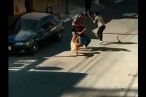 Vídeo mostra mulher atacando policial antes de ser pisoteada no pescoço