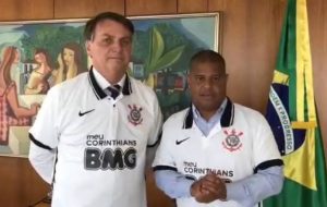 Vídeo: Marcelinho Carioca entrega camisa do Timão para Bolsonaro