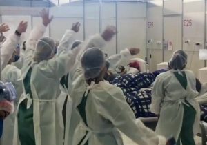 Vídeo: profissionais da saúde cantam pra pacientes em hospital de campanha
