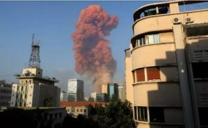 Vídeos | Explosão atinge Beirute, abala edifícios e quebra vidros