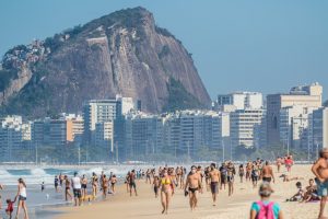 ‘Fase 5’: Rio libera banho de mar e ambulantes, mas ficar na areia da praia segue proibido