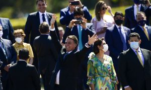 Bolsonaro cumprimenta populares em solenidade de 7 de Setembro