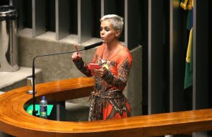Cristiane Brasil se entrega à PCRJ e declara ter “dedo político nessa história”