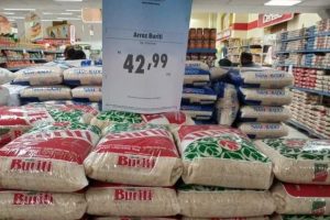 Preço do arroz dispara e consumidores relatam pagar até R$ 42 no pacote
