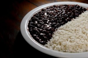 Os preferidos feijão preto e arroz continuam salgadíssimos