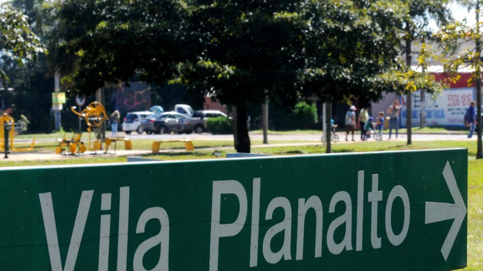 Principais praças da Vila Planalto passam por limpeza