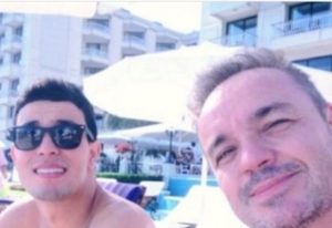 Suposto namorado posta foto ao lado de Gugu: “Te amo eternamente”
