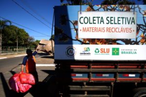 Administração Regional do Paranoá faz Drive-thru dos recicláveis na quadra coberta