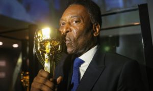 Pelé homenageia Messi por igualar recorde de gols em mesmo clube