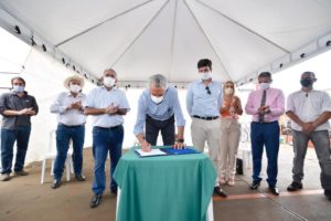 Caiado assina ordem de serviço para restauração e alargamento da GO-206