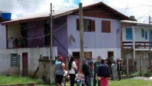 Família é encontrada morta dentro de casa