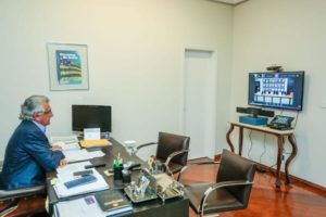Caiado faz tributo a médicos goianos mortos por Covid-19 e vai erguer monumento em memória dos profissionais