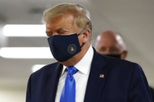 Chefe de gabinete de Trump diz a verdade ou contradiz médicos?