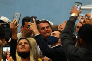 Bolsonaro passeia de moto na Baixada Santista