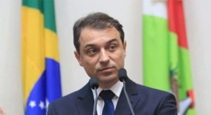 Governador de SC é afastado por crime de responsabilidade por seis votos a quatro
