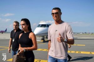 Cristiano Ronaldo pisa na bola contra Covid-19 e é investigado