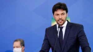 Ministro Fábio Faria afirma ter testado positivo para a Covid-19