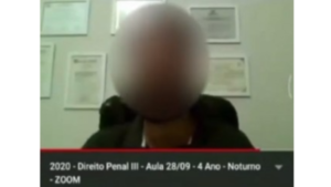 Professor pede para aluna abrir a câmera após saber que ela estava sem roupa