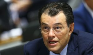 Senador Eduardo Braga é diagnosticado com covid-19