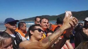 Bolsonaro viaja para Guarujá nesta segunda